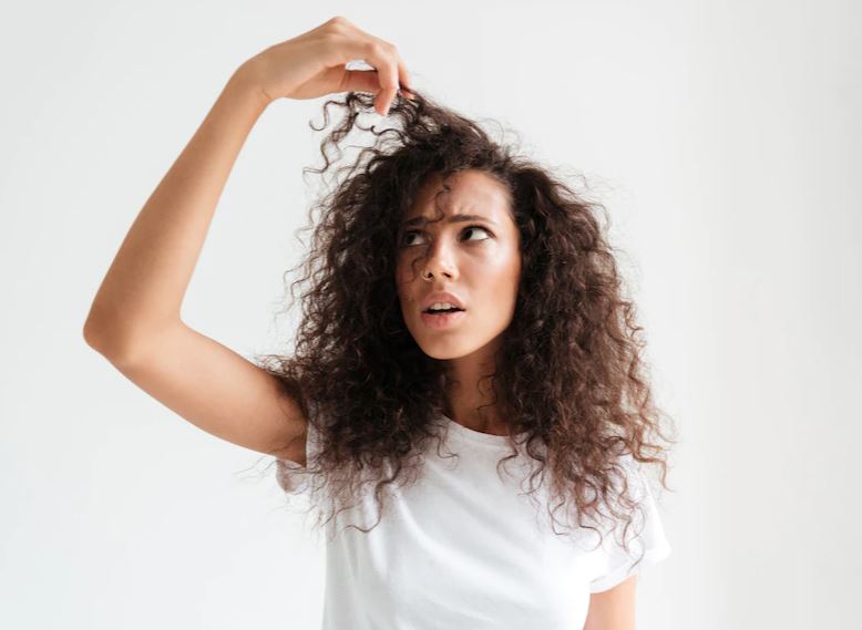 Come sfoltire i capelli ricci