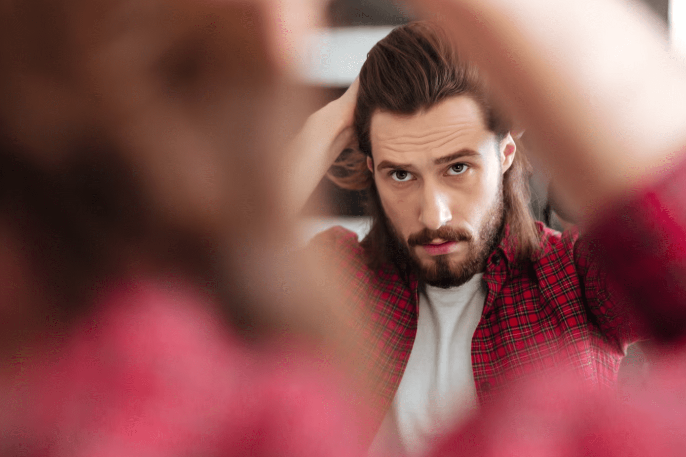 capelli all’indietro uomo