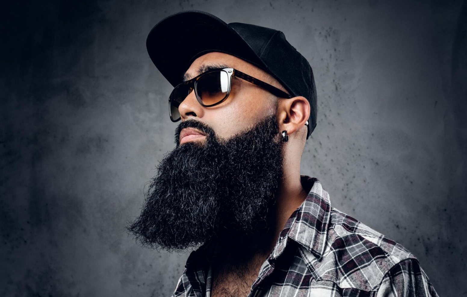 uomo rasato con barba