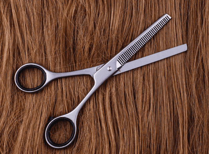 Forbice dentata rovina i capelli