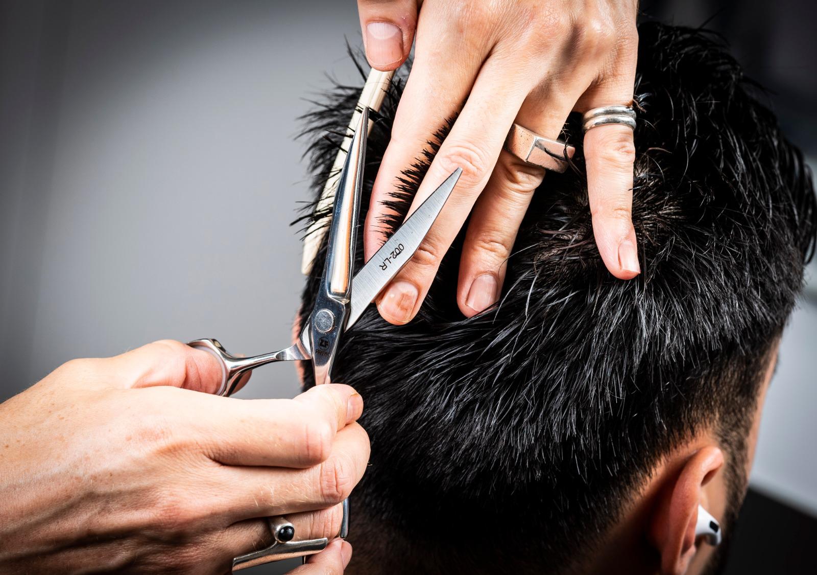 Come tagliare i capelli di un uomo a casa con forbici o rasoio