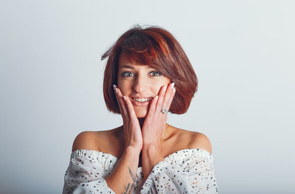 tagli di capelli corti over 50 donna