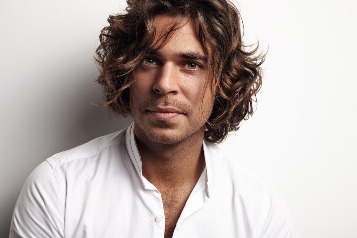 capelli medio lunghi uomo